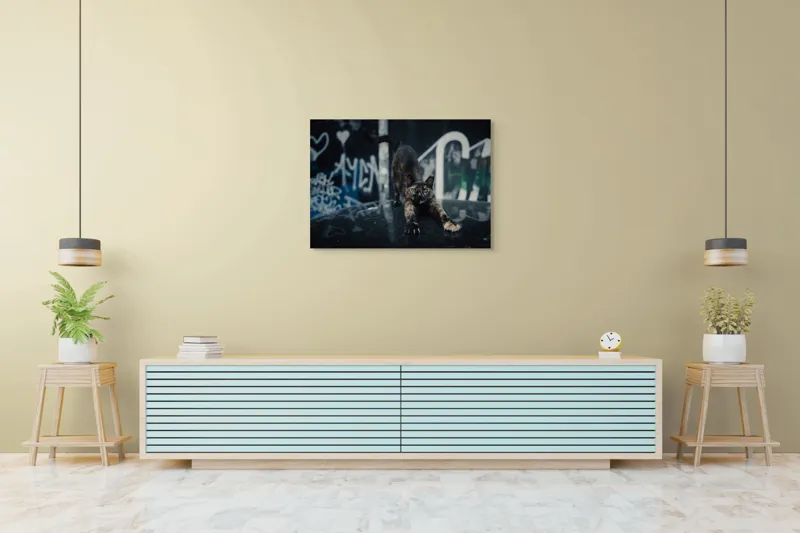 Tablou Canvas, "Pisica întinzându-se pe mașină veche", Pisică, Întindere, Blană, Graffiti, Noapte, Urban, Artă, Ochi., 100 x 70 cm – poza 4