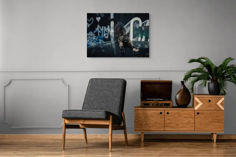 Tablou Canvas, "Pisica întinzându-se pe mașină veche", Pisică, Întindere, Blană, Graffiti, Noapte, Urban, Artă, Ochi., 100 x 70 cm – poza 8