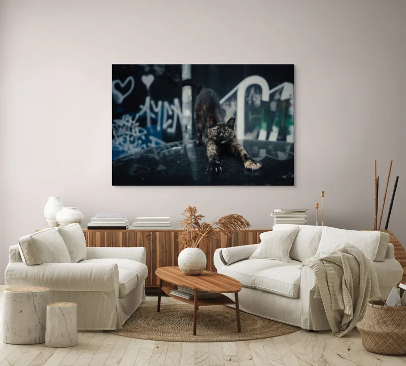Tablou Canvas, "Pisica întinzându-se pe mașină veche", Pisică, Întindere, Blană, Graffiti, Noapte, Urban, Artă, Ochi., 150 x 100 cm – poza 3