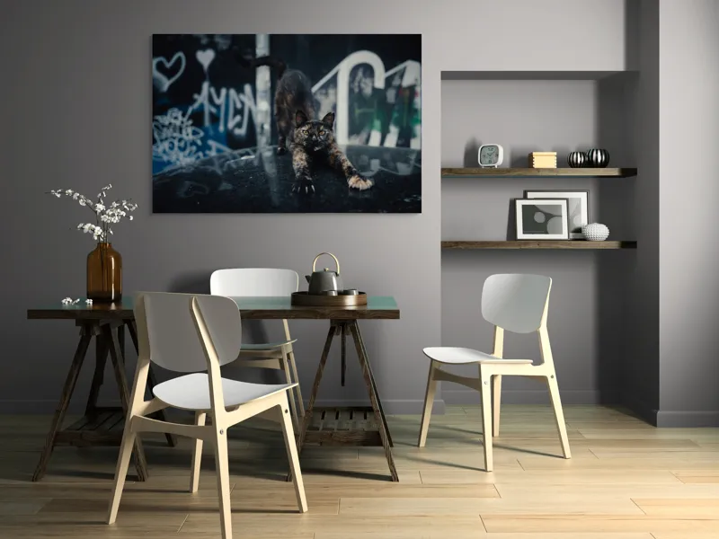 Tablou Canvas, "Pisica întinzându-se pe mașină veche", Pisică, Întindere, Blană, Graffiti, Noapte, Urban, Artă, Ochi., 150 x 100 cm – poza 5