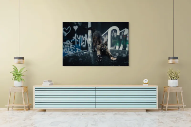 Tablou Canvas, "Pisica întinzându-se pe mașină veche", Pisică, Întindere, Blană, Graffiti, Noapte, Urban, Artă, Ochi., 150 x 100 cm – poza 6