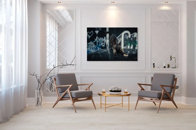 Tablou Canvas, "Pisica întinzându-se pe mașină veche", Pisică, Întindere, Blană, Graffiti, Noapte, Urban, Artă, Ochi., 150 x 100 cm – poza 7