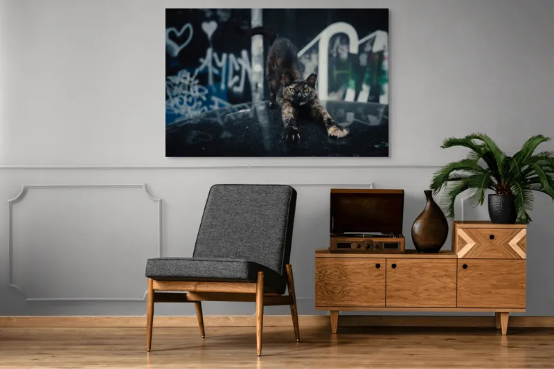 Tablou Canvas, "Pisica întinzându-se pe mașină veche", Pisică, Întindere, Blană, Graffiti, Noapte, Urban, Artă, Ochi., 150 x 100 cm – poza 8