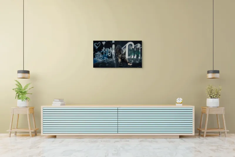 Tablou Canvas, "Pisica întinzându-se pe mașină veche", Pisică, Întindere, Blană, Graffiti, Noapte, Urban, Artă, Ochi., 90 x 50 cm – poza 5