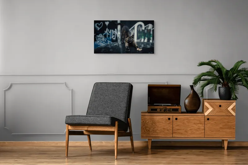 Tablou Canvas, "Pisica întinzându-se pe mașină veche", Pisică, Întindere, Blană, Graffiti, Noapte, Urban, Artă, Ochi., 90 x 50 cm – poza 6