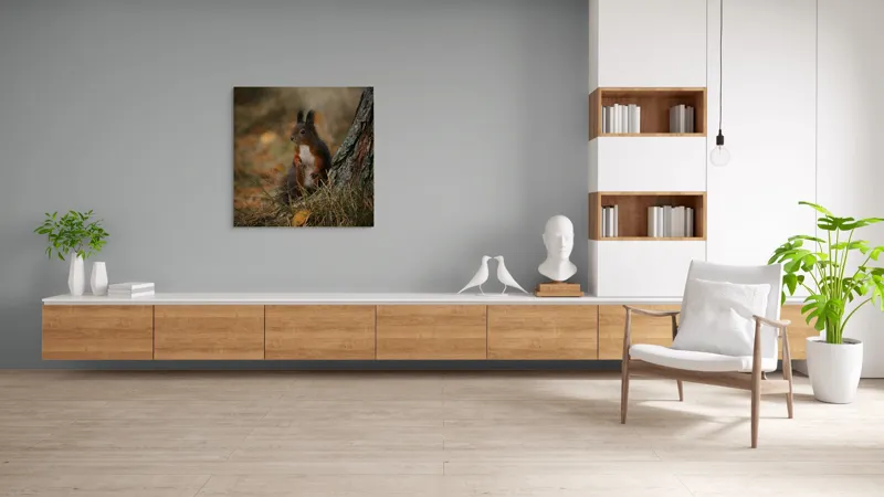 Tablou Canvas, "Veverița curioasă la marginea pădurii", Veveriță, Pădure, Trunchi, Blană, Toamnă, Frunze, Natură, Ghinde, Urechiușe, Ochii, Blândă, Curioasă, 100 x 100 cm – poza 8