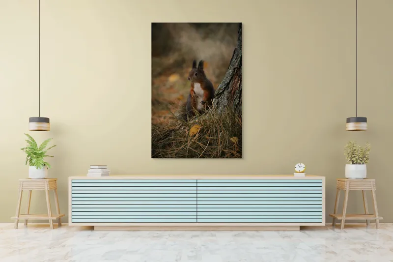 Tablou Canvas, "Veverița curioasă la marginea pădurii", Veveriță, Pădure, Trunchi, Blană, Toamnă, Frunze, Natură, Ghinde, Urechiușe, Ochii, Blândă, Curioasă, 100 x 150 cm – poza 4