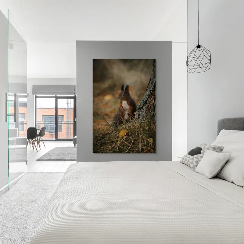 Tablou Canvas, "Veverița curioasă la marginea pădurii", Veveriță, Pădure, Trunchi, Blană, Toamnă, Frunze, Natură, Ghinde, Urechiușe, Ochii, Blândă, Curioasă, 100 x 150 cm – poza 5