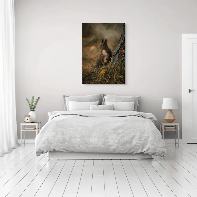 Tablou Canvas, "Veverița curioasă la marginea pădurii", Veveriță, Pădure, Trunchi, Blană, Toamnă, Frunze, Natură, Ghinde, Urechiușe, Ochii, Blândă, Curioasă, 70 x 100 cm – poza 3
