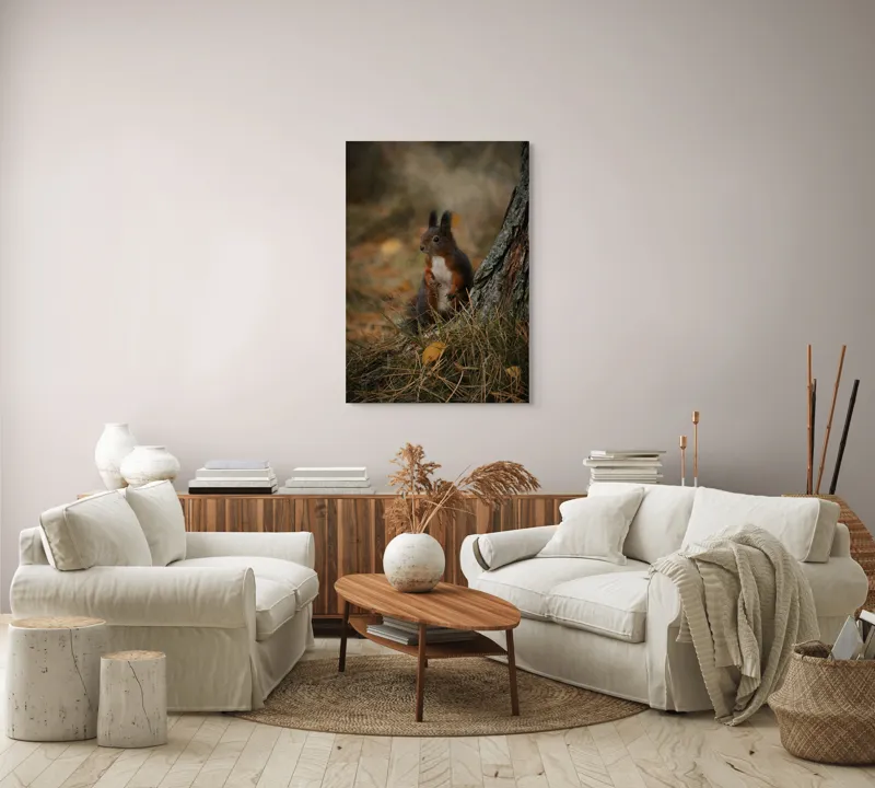 Tablou Canvas, "Veverița curioasă la marginea pădurii", Veveriță, Pădure, Trunchi, Blană, Toamnă, Frunze, Natură, Ghinde, Urechiușe, Ochii, Blândă, Curioasă, 70 x 100 cm – poza 4
