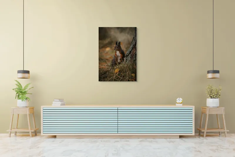 Tablou Canvas, "Veverița curioasă la marginea pădurii", Veveriță, Pădure, Trunchi, Blană, Toamnă, Frunze, Natură, Ghinde, Urechiușe, Ochii, Blândă, Curioasă, 70 x 100 cm – poza 5