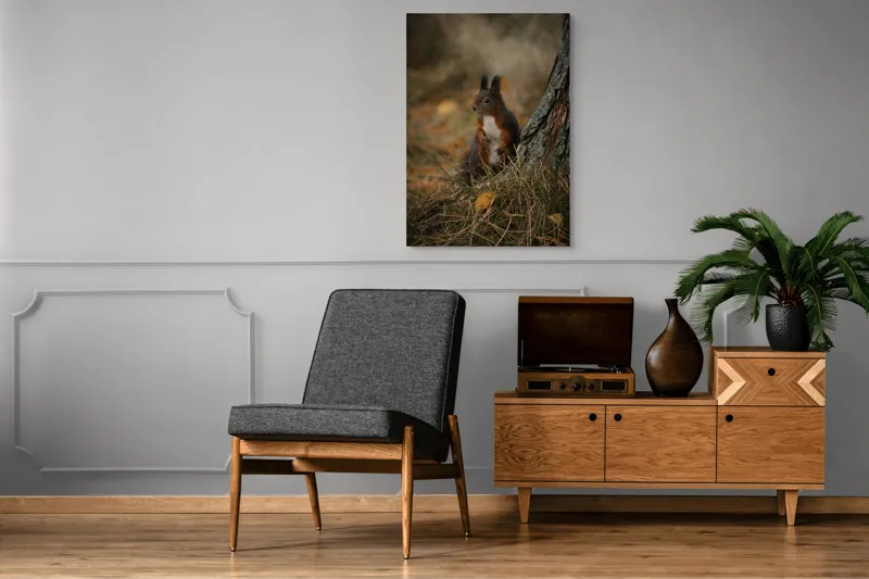 Tablou Canvas, "Veverița curioasă la marginea pădurii", Veveriță, Pădure, Trunchi, Blană, Toamnă, Frunze, Natură, Ghinde, Urechiușe, Ochii, Blândă, Curioasă, 70 x 100 cm – poza 6