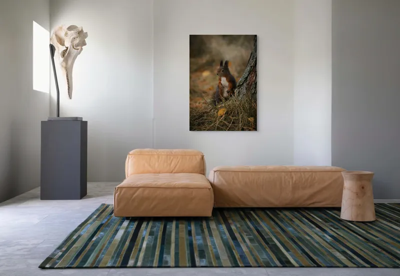 Tablou Canvas, "Veverița curioasă la marginea pădurii", Veveriță, Pădure, Trunchi, Blană, Toamnă, Frunze, Natură, Ghinde, Urechiușe, Ochii, Blândă, Curioasă, 70 x 100 cm – poza 7