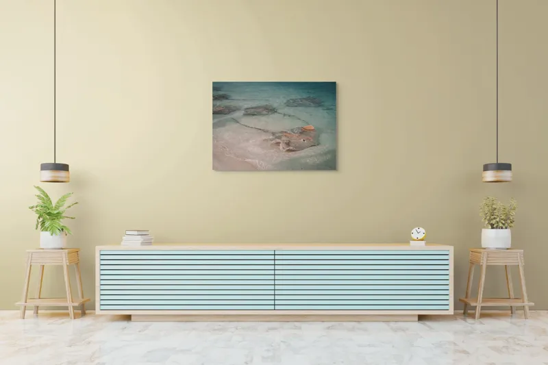 Tablou Canvas, "Stingray alunecând în apele limpezi", Razele, Apă, Nisip, Albastru, Valuri, Molenste, Liniște, Natură, 100 x 70 cm – poza 4