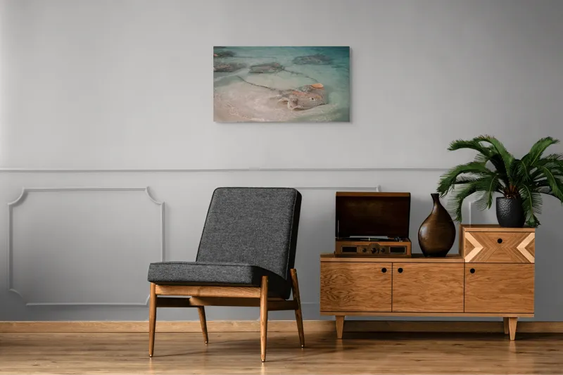 Tablou Canvas, "Stingray alunecând în apele limpezi", Razele, Apă, Nisip, Albastru, Valuri, Molenste, Liniște, Natură, 90 x 50 cm – poza 6