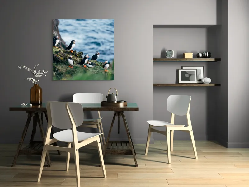Tablou Canvas, "Papagalii de mare pe stânci verzi", Puffini, Ocean, Stâncă, Iarbă, Aripi, Plutire, Penaj, Bețe, Păsări, 100 x 100 cm – poza 6