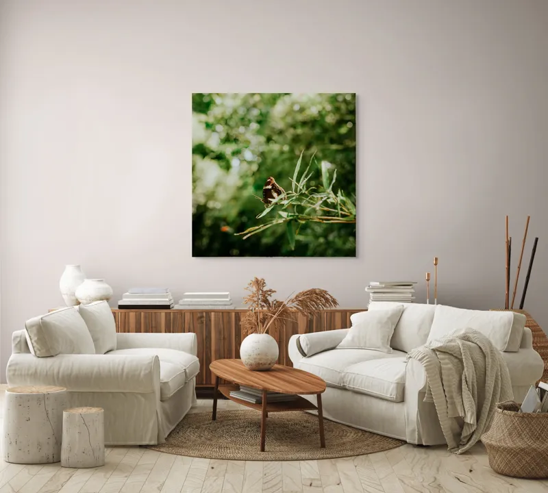 Tablou Canvas, "Fluture liniștit pe ramură verde", Fluture, Frunze, Verdeață, Natură, Bokeh, Fragilitate, Lumină, 100 x 100 cm – poza 3