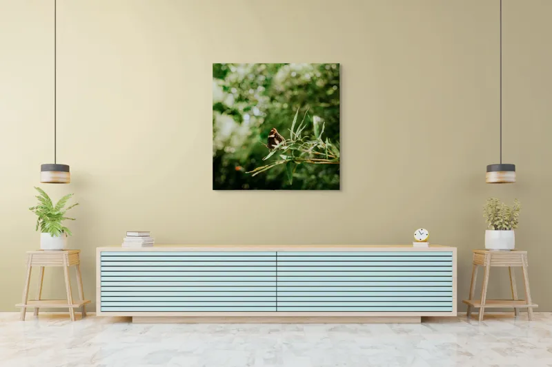 Tablou Canvas, "Fluture liniștit pe ramură verde", Fluture, Frunze, Verdeață, Natură, Bokeh, Fragilitate, Lumină, 100 x 100 cm – poza 5