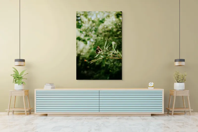 Tablou Canvas, "Fluture liniștit pe ramură verde", Fluture, Frunze, Verdeață, Natură, Bokeh, Fragilitate, Lumină, 100 x 150 cm – poza 4