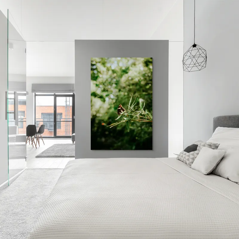 Tablou Canvas, "Fluture liniștit pe ramură verde", Fluture, Frunze, Verdeață, Natură, Bokeh, Fragilitate, Lumină, 100 x 150 cm – poza 5