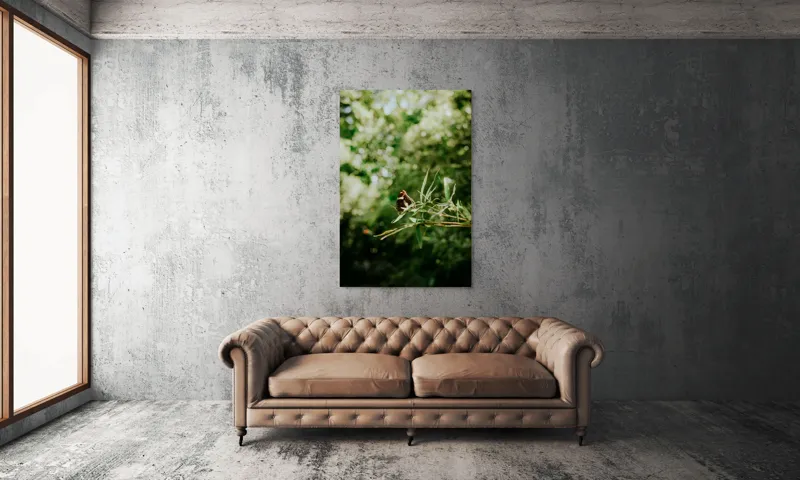 Tablou Canvas, "Fluture liniștit pe ramură verde", Fluture, Frunze, Verdeață, Natură, Bokeh, Fragilitate, Lumină, 100 x 150 cm – poza 6