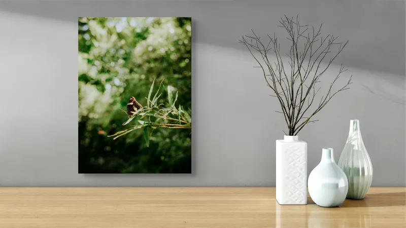 Tablou Canvas, "Fluture liniștit pe ramură verde", Fluture, Frunze, Verdeață, Natură, Bokeh, Fragilitate, Lumină, 39 x 54 cm – poza 4
