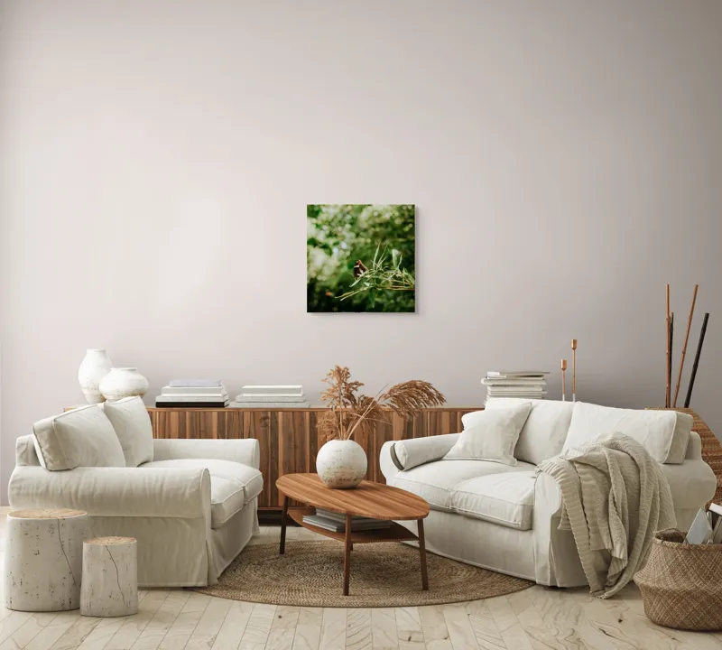 Tablou Canvas, "Fluture liniștit pe ramură verde", Fluture, Frunze, Verdeață, Natură, Bokeh, Fragilitate, Lumină, 50 x 50 cm – poza 7