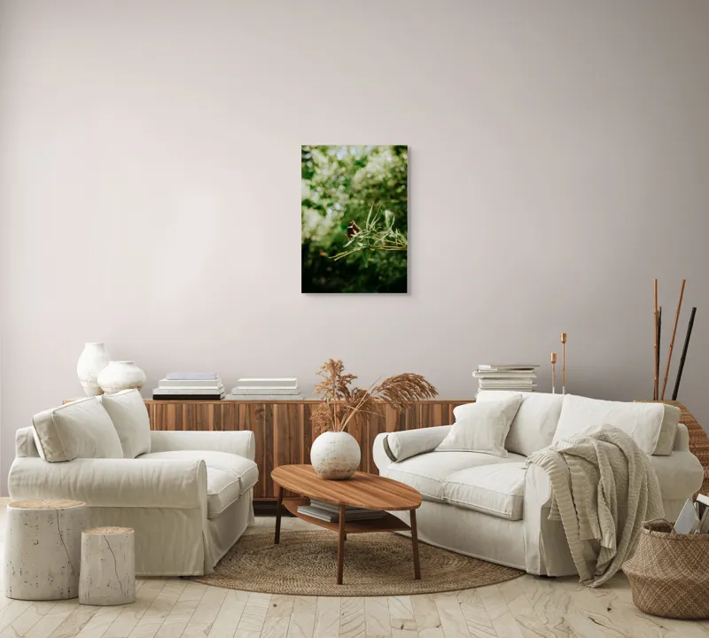 Tablou Canvas, "Fluture liniștit pe ramură verde", Fluture, Frunze, Verdeață, Natură, Bokeh, Fragilitate, Lumină, 50 x 70 cm – poza 4