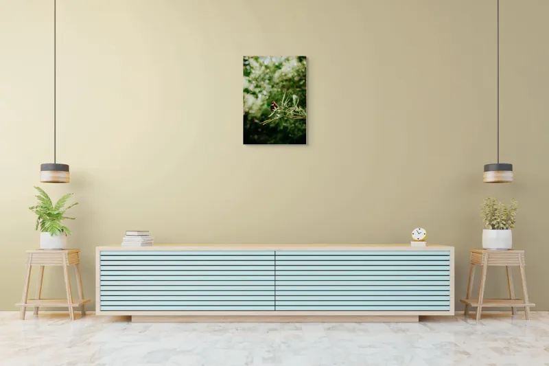 Tablou Canvas, "Fluture liniștit pe ramură verde", Fluture, Frunze, Verdeață, Natură, Bokeh, Fragilitate, Lumină, 50 x 70 cm – poza 6