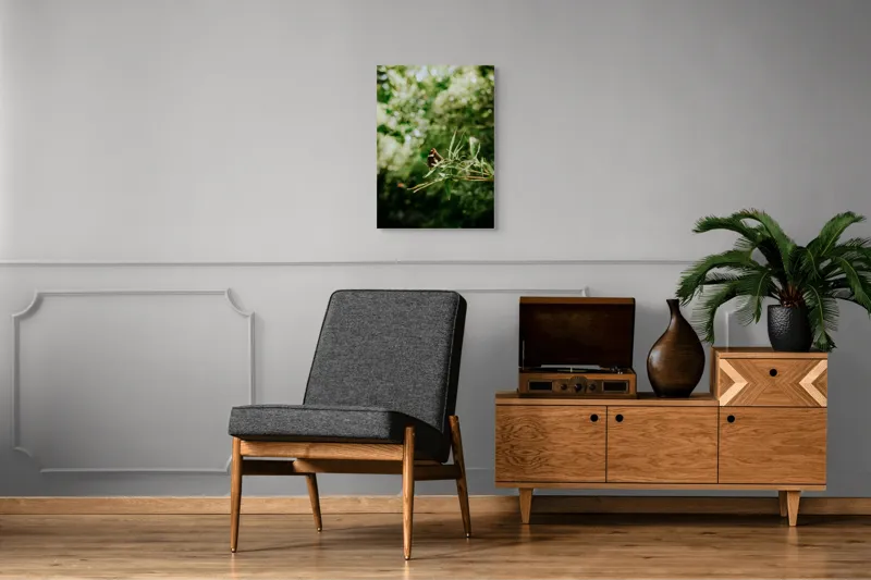 Tablou Canvas, "Fluture liniștit pe ramură verde", Fluture, Frunze, Verdeață, Natură, Bokeh, Fragilitate, Lumină, 50 x 70 cm – poza 8