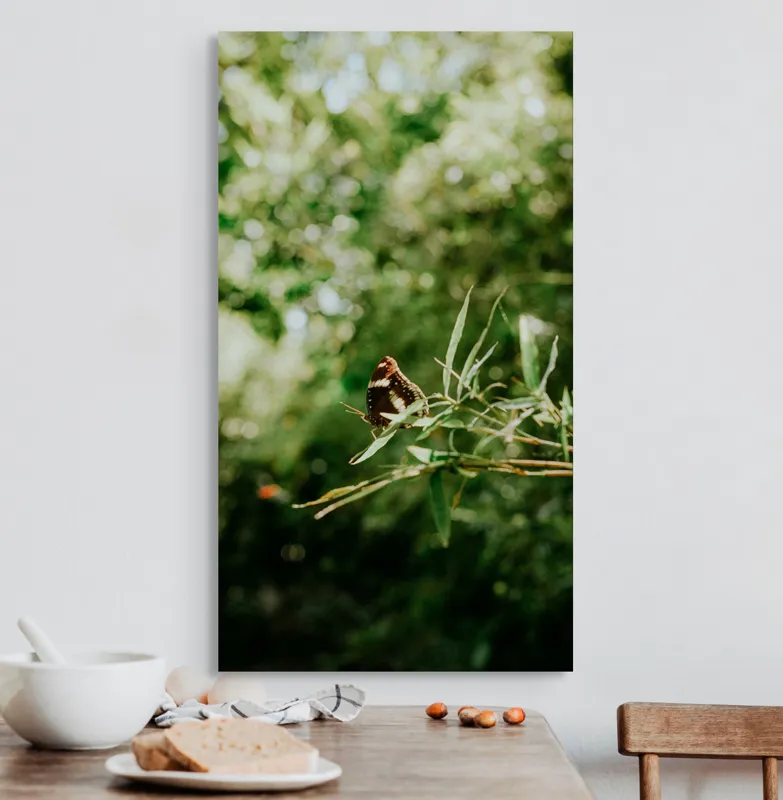Tablou Canvas, "Fluture liniștit pe ramură verde", Fluture, Frunze, Verdeață, Natură, Bokeh, Fragilitate, Lumină, 50 x 90 cm – poza 3