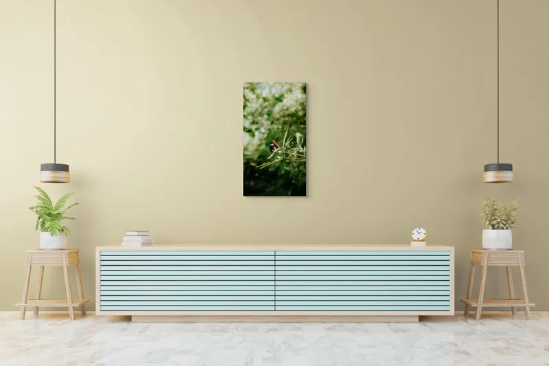 Tablou Canvas, "Fluture liniștit pe ramură verde", Fluture, Frunze, Verdeață, Natură, Bokeh, Fragilitate, Lumină, 50 x 90 cm – poza 6