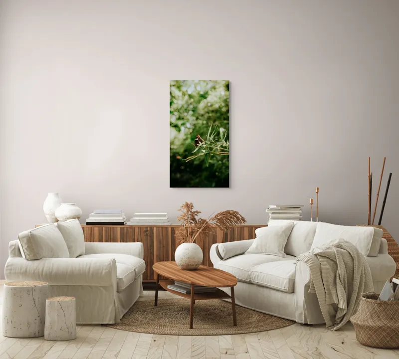 Tablou Canvas, "Fluture liniștit pe ramură verde", Fluture, Frunze, Verdeață, Natură, Bokeh, Fragilitate, Lumină, 50 x 90 cm – poza 7