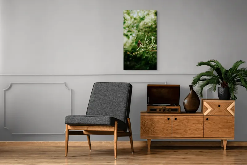 Tablou Canvas, "Fluture liniștit pe ramură verde", Fluture, Frunze, Verdeață, Natură, Bokeh, Fragilitate, Lumină, 50 x 90 cm – poza 8