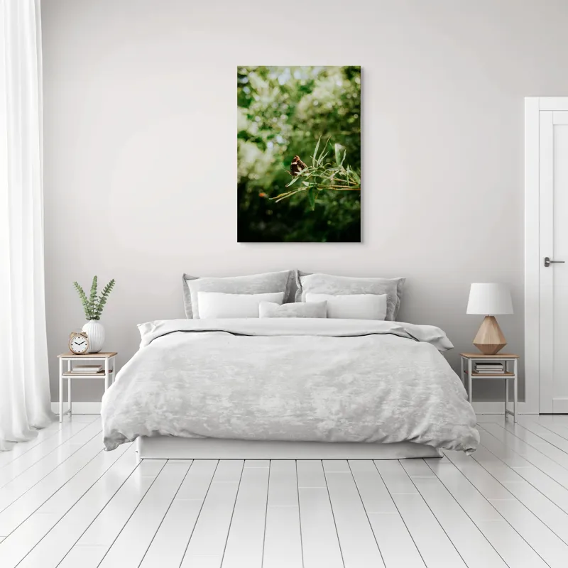Tablou Canvas, "Fluture liniștit pe ramură verde", Fluture, Frunze, Verdeață, Natură, Bokeh, Fragilitate, Lumină, 70 x 100 cm – poza 3