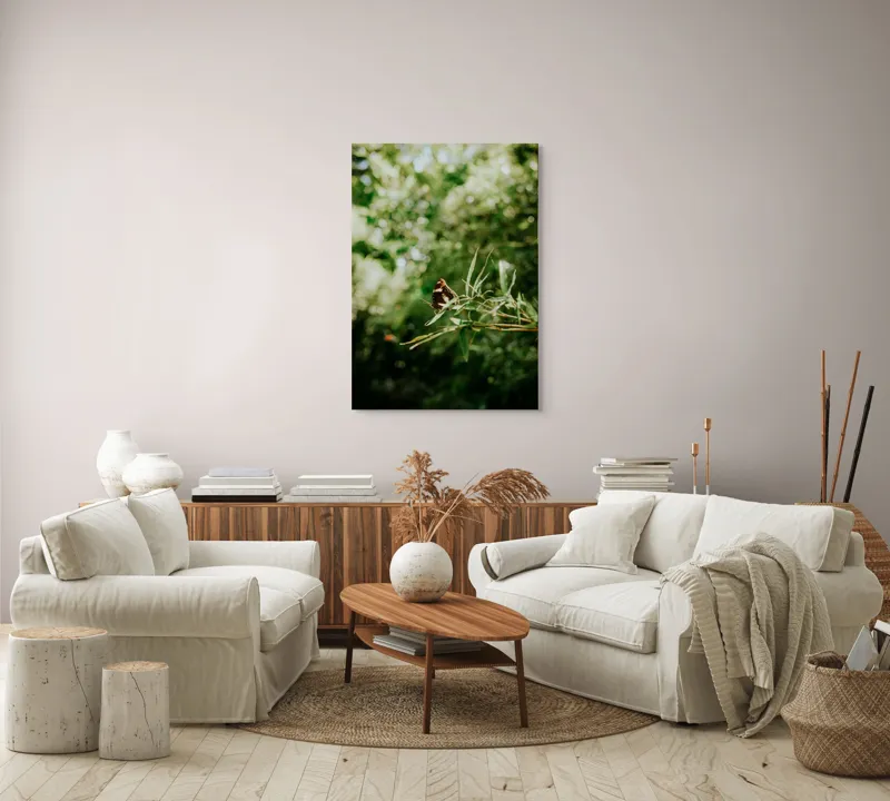 Tablou Canvas, "Fluture liniștit pe ramură verde", Fluture, Frunze, Verdeață, Natură, Bokeh, Fragilitate, Lumină, 70 x 100 cm – poza 4