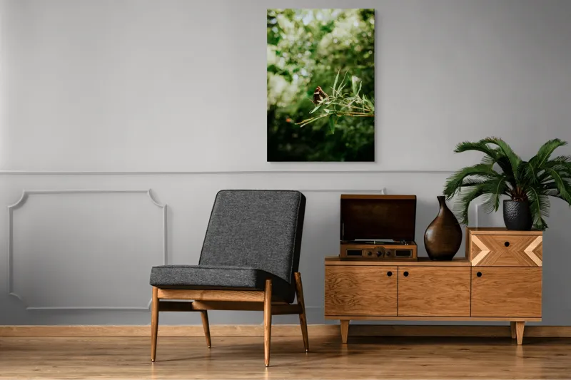 Tablou Canvas, "Fluture liniștit pe ramură verde", Fluture, Frunze, Verdeață, Natură, Bokeh, Fragilitate, Lumină, 70 x 100 cm – poza 6