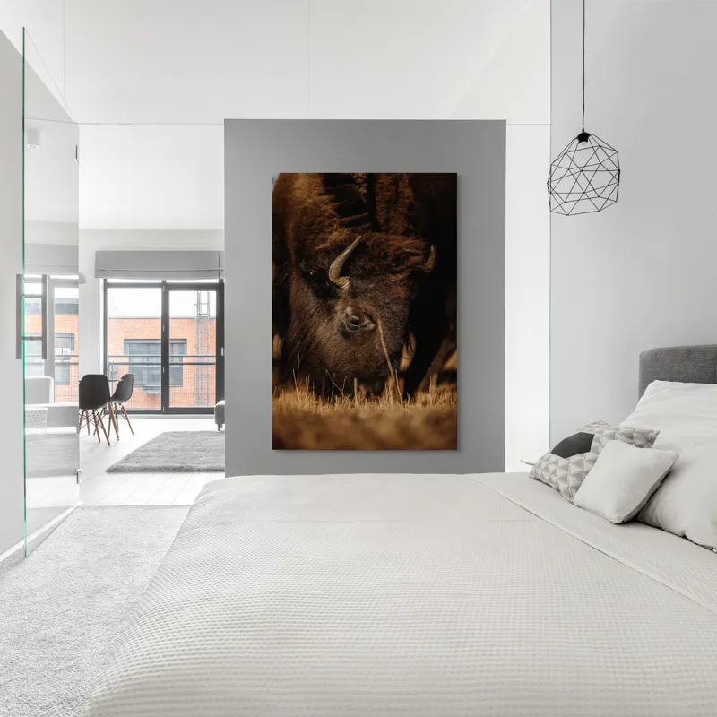 Tablou Canvas, "Bizonul pășcă liniștit în amurg", Bizon, Blană, Iarbă, Pământie, Natură, Corn, Privire, Animal, Sălbatic, 100 x 150 cm – poza 5