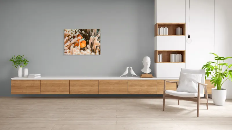 Tablou Canvas, "Peștele clown ascuns în anemonele marine", Clovn, Portocaliu, Anemone, Ocean, Ascunzătoare, Dungi, Apa, Lumină, Viață, Marină, 100 x 70 cm – poza 6