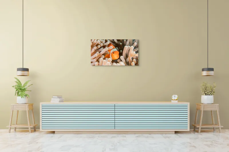 Tablou Canvas, "Peștele clown ascuns în anemonele marine", Clovn, Portocaliu, Anemone, Ocean, Ascunzătoare, Dungi, Apa, Lumină, Viață, Marină, 90 x 50 cm – poza 5