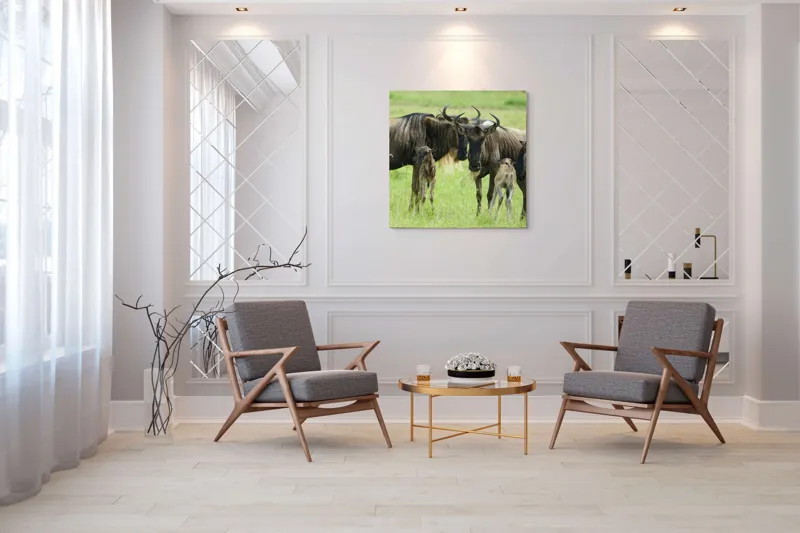 Tablou Canvas, "Gnu în habitatul natural africanului.", Nu pot identifica animalele individuale, dar imaginea arată mai mulți gnu sau antilope în habitatul lor natural, un cadru tipic pentru safari., 100 x 100 cm – poza 7
