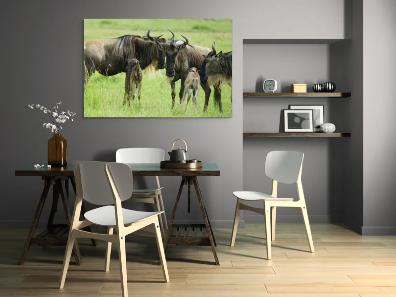 Tablou Canvas, "Gnu în habitatul natural africanului.", Nu pot identifica animalele individuale, dar imaginea arată mai mulți gnu sau antilope în habitatul lor natural, un cadru tipic pentru safari., 150 x 100 cm – poza 5