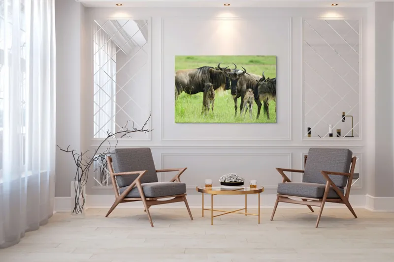 Tablou Canvas, "Gnu în habitatul natural africanului.", Nu pot identifica animalele individuale, dar imaginea arată mai mulți gnu sau antilope în habitatul lor natural, un cadru tipic pentru safari., 150 x 100 cm – poza 7