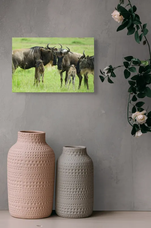 Tablou Canvas, "Gnu în habitatul natural africanului.", Nu pot identifica animalele individuale, dar imaginea arată mai mulți gnu sau antilope în habitatul lor natural, un cadru tipic pentru safari., 39 x 26 cm – poza 4