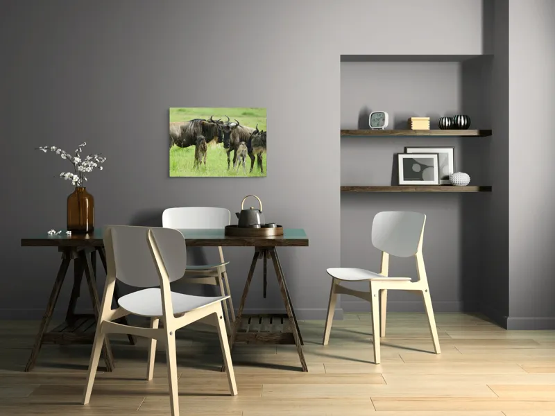Tablou Canvas, "Gnu în habitatul natural africanului.", Nu pot identifica animalele individuale, dar imaginea arată mai mulți gnu sau antilope în habitatul lor natural, un cadru tipic pentru safari., 70 x 50 cm – poza 5