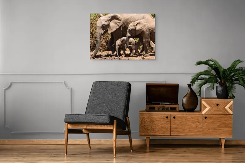 Tablou Canvas, "Elefanți în armonie prin savană", Elefanți, Pământ, Arbori, Familie, Trompe, Urechi, Pași, Căldură, Natură, Pui., 100 x 70 cm – poza 8