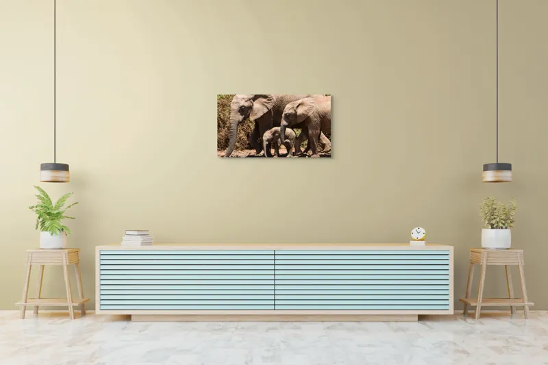 Tablou Canvas, "Elefanți în armonie prin savană", Elefanți, Pământ, Arbori, Familie, Trompe, Urechi, Pași, Căldură, Natură, Pui., 90 x 50 cm – poza 5