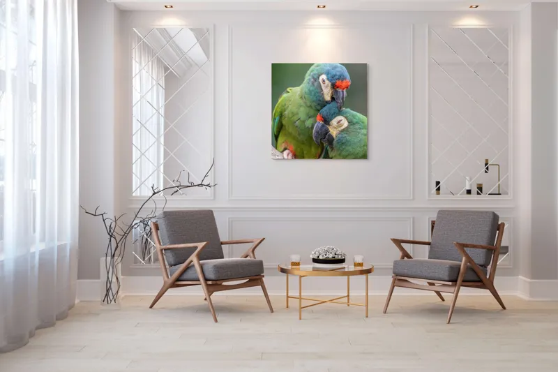 Tablou Canvas, "Papagali într-o tandră îmbrățișare verde", Nu pot să identific persoane sau animale specifice în imagini, dar pot spune că fotografia arată doi papagali colorați care arată afecțiune unul față de celălalt., 100 x 100 cm – poza 7