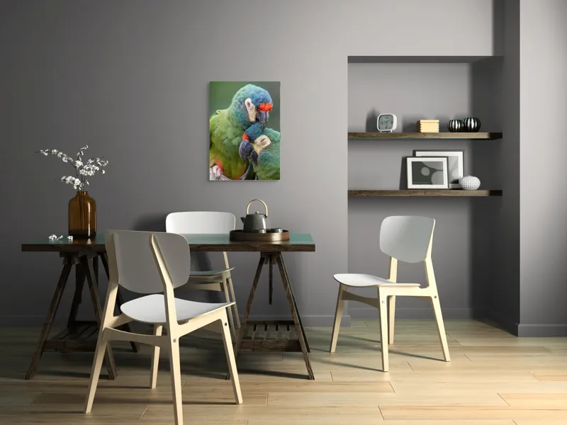 Tablou Canvas, "Papagali într-o tandră îmbrățișare verde", Nu pot să identific persoane sau animale specifice în imagini, dar pot spune că fotografia arată doi papagali colorați care arată afecțiune unul față de celălalt., 50 x 70 cm – poza 5