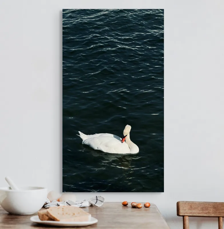 Tablou Canvas, "Lebăda plutește pe apă întunecată", Lebădă, Apă, Serenitate, Frumusețe, Calmitate, Natură, Eleganță, 50 x 90 cm – poza 3
